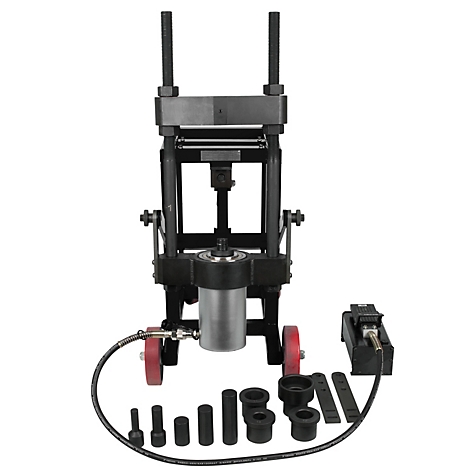 Schwarze Hydraulikpresse mit roter Rolle und Zubehör auf weißem Hintergrund. Mehrere schwarze Werkzeuge liegen davor.